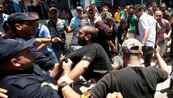 Policiais e manifestantes entram em confronto em Argel, capital da Argélia (arquivo) - Sputnik Brasil