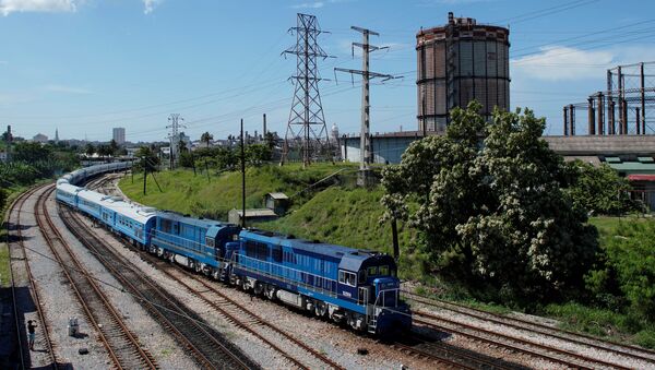 Primeiro trem de passageiros de fabricação conjunta da China e de Cuba, partindo da estação La Coubre em Havana  - Sputnik Brasil