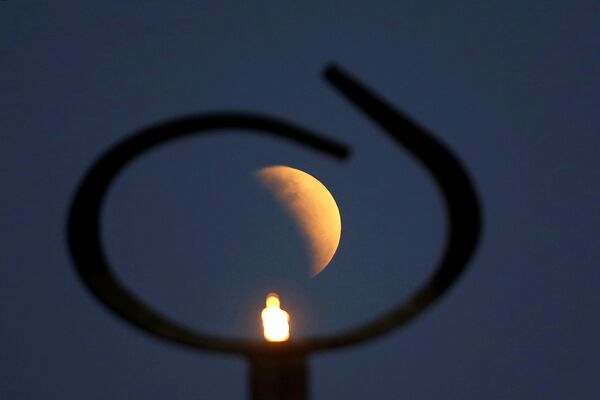 Eclipse lunar parcial é visto no Brasil - Sputnik Brasil