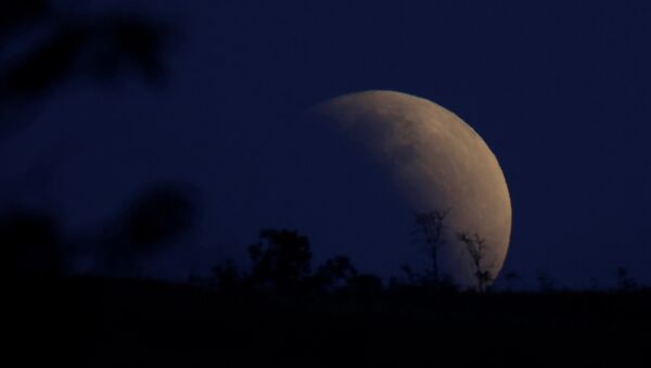 Imagem da Lua durante o eclipse lunar parcial no Brasil - Sputnik Brasil