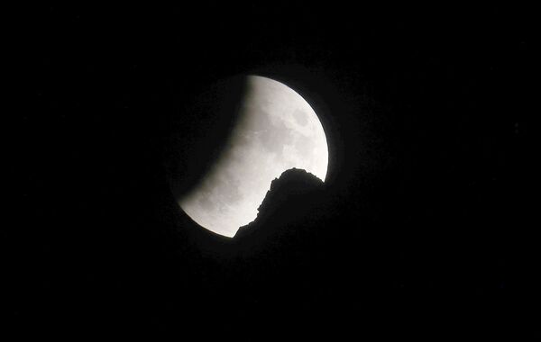 Eclipse lunar parcial visto atrás de pico nos Alpes suíços  - Sputnik Brasil
