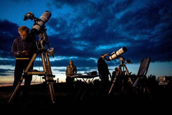 Pessoas aguardam o eclipse lunar parcial com seus telescópios em Viena - Sputnik Brasil