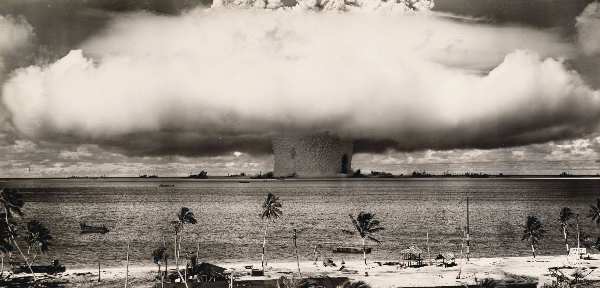 Teste de bomba atômica subaquática realizado pelos EUA no atol Bikini em 1946, nas Ilhas Marshall, Micronésia - Sputnik Brasil, 1920, 19.01.2024