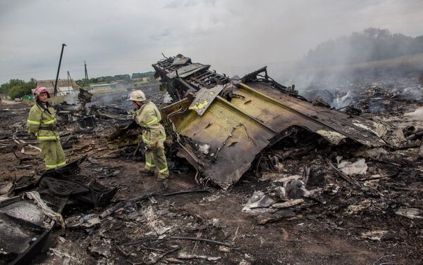 Equipe de resgate vista no local do acidente do avião do voo MH17, na Ucrânia (foto de arquivo) - Sputnik Brasil