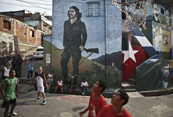Crianças jogam no bairro 23 de Janeiro, em Caracas - Sputnik Brasil
