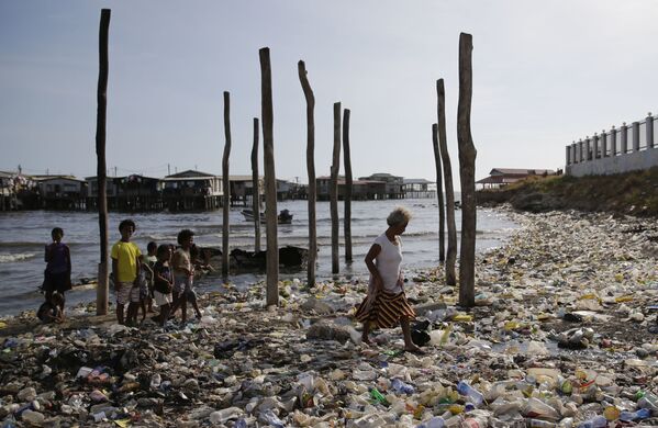 Uma praia cheia de lixo em Port Moresby, capital de Papua-Nova Guiné - Sputnik Brasil