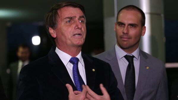 Os deputados Jair Bolsonaro e Eduardo Bolsonaro falam com a imprensa. Foto de 26 de junho de 2016. - Sputnik Brasil