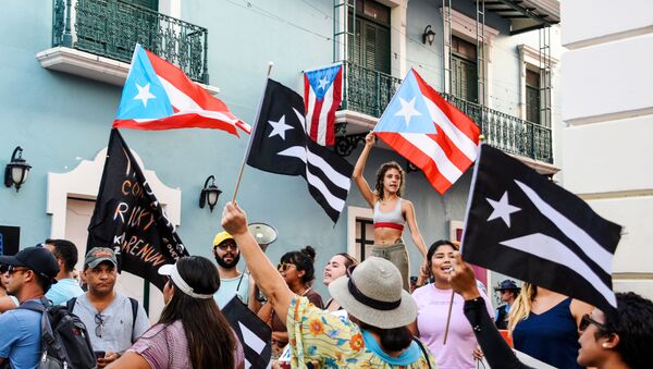 Manifestantes protestam em San Juan, capital de Porto Rico, pedindo a renúncia do governador da ilha, Ricardo Rossello  - Sputnik Brasil