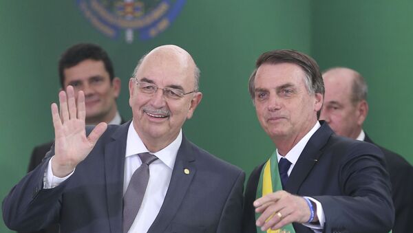 O presidente Jair Bolsonaro empossa o ministro da Cidadania, Osmar Terra, durante cerimônia de nomeação dos ministros de Estado, no Palácio do Planalto - Sputnik Brasil