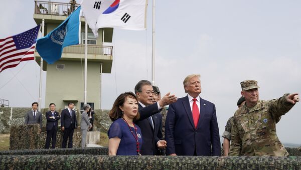 Presidente dos EUA Donald Trump e presidente da Coreia do Sul Moon Jae-in visitam a zona desmilitarizada entre as duas Coreias - Sputnik Brasil