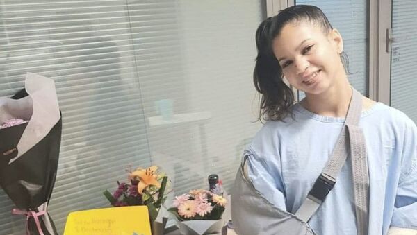 Gabby Sousa, acrobata brasileira de circo, em hospital com gesso após uma queda durante apresentação - Sputnik Brasil