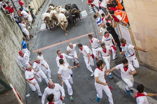Participantes do Festival de São Firmino durante a corrida de touros em Pamplona (Espanha) - Sputnik Brasil