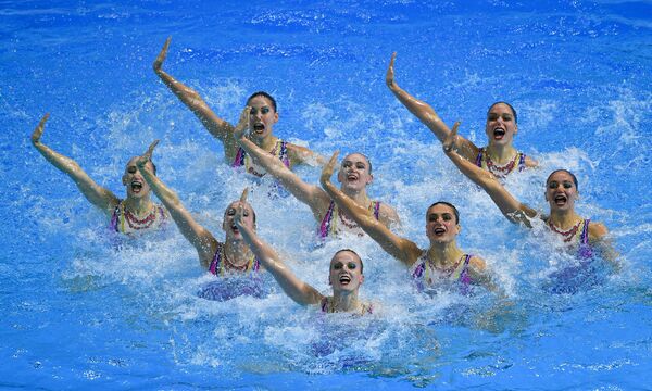 Atletas da seleção russa de nado sincronizado executam programa técnico durante a competição de grupos no XVIII Campeonato Mundial de Esportes Aquáticos, na Coreia do Sul - Sputnik Brasil