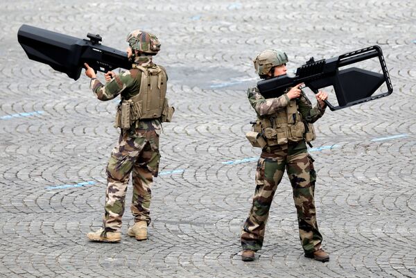 Militares do Exército francês com armas antitanque durante a parada militar em comemoração do Dia da Bastilha, nos Campos Elísios em Paris - Sputnik Brasil