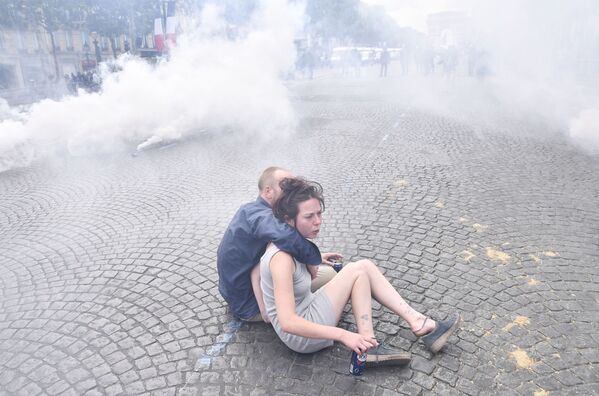 Jovens durante distúrbios nos Campos Elísios em Paris - Sputnik Brasil