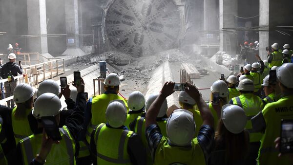 Operários tirando fotos a uma máquina de tunelamento durante a construção de uma nova estação do metrô em Moscou - Sputnik Brasil