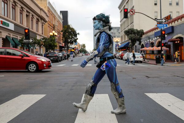 Jovem passeando na rua em traje de fantasia durante o festival anual de entretenimento Comic-Con International realizado na Califórnia, nos EUA - Sputnik Brasil