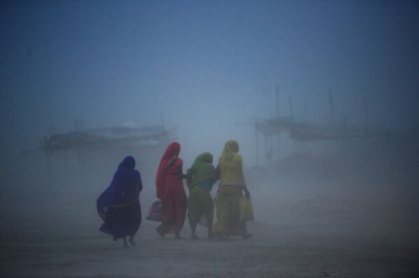 Mulheres atravessando tempestade de areia em Allahabad, na Índia - Sputnik Brasil