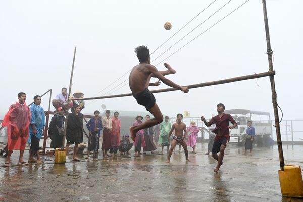 Habitantes locais jogando chinlone, um esporte tradicional da Birmânia - Sputnik Brasil