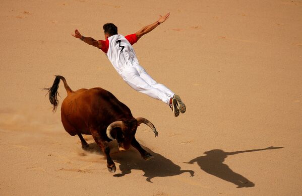 Recortador salta sobre o touro durante o Festival de São Firmino em Espanha - Sputnik Brasil
