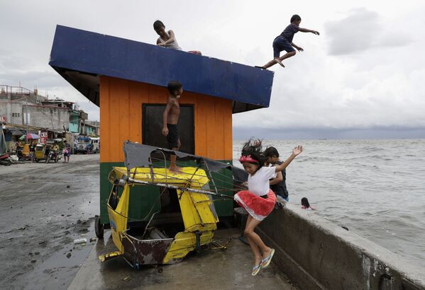 Crianças saltando na água em Manila, nas Filipinas - Sputnik Brasil