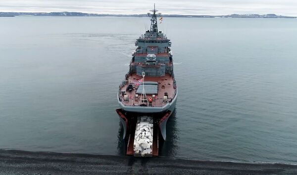 Desembarque de sistemas de defesa antiaérea Tor-M2DT no litoral do arquipélago de Nova Zembla de bordo do navio de desembarque grande do projeto 775 Kondopoga - Sputnik Brasil