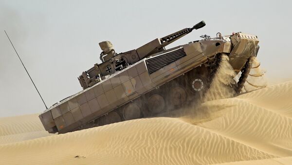 Veículo blindado de infantaria Puma durante testes nos Emirados Árabes Unidos - Sputnik Brasil