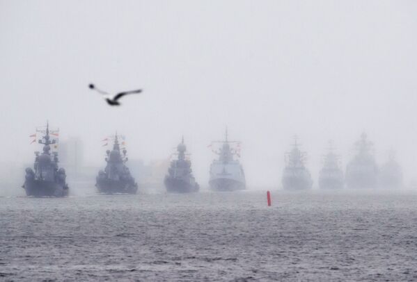 Navios durante o ensaio das cerimônias do Dia da Marinha na Rússia - Sputnik Brasil