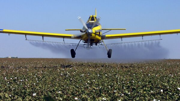 Avião espalha pesticida em uma plantação - Sputnik Brasil