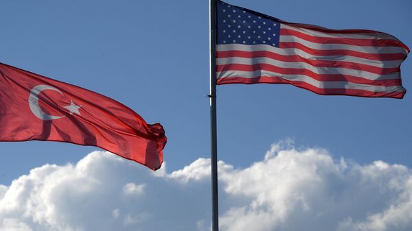 Bandeiras dos EUA e da Turquia - Sputnik Brasil