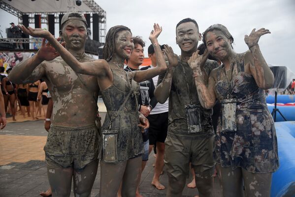 Turistas tomam banho de lama durante 22º Festival de Lama realizado na cidade sul-coreana de Boryeong - Sputnik Brasil