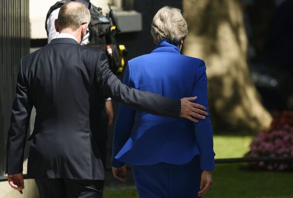 Ex-premiê britânica Theresa May acompanhada pelo marido deixa residência em Downing Street  - Sputnik Brasil