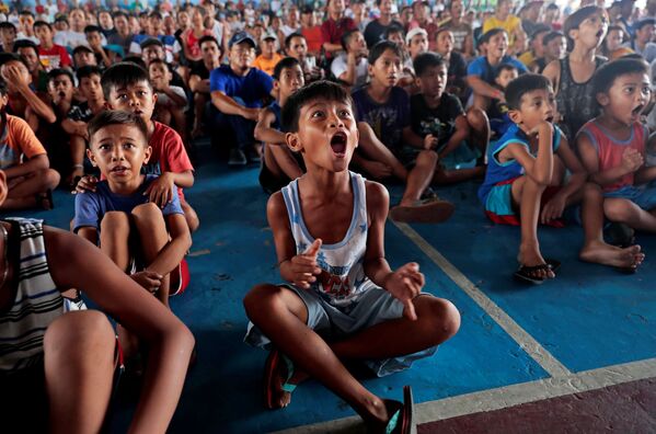 Crianças assistem uma partida de boxe em Marikina, Filipinas  - Sputnik Brasil