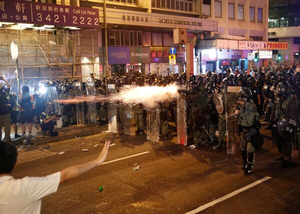 Polícia dispersa manifestantes em Hong Kong - Sputnik Brasil