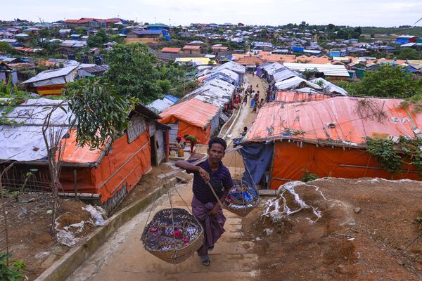 Um vendedor no campo de refugiados rohingyas na Indonésia - Sputnik Brasil