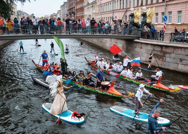 Participantes do festival incomum de sup surf que decorreu em São Petersburgo, Rússia - Sputnik Brasil