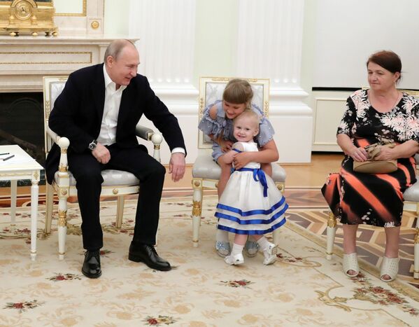 Presidente russo Vladimir Putin recebe famílias vítimas das inundações que atingiram a região de Irkutsk - Sputnik Brasil