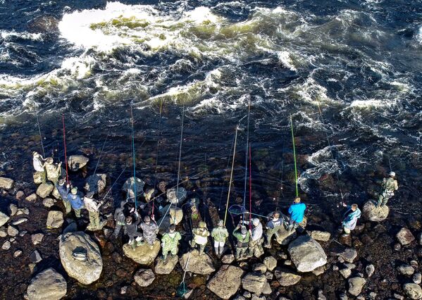 Pescadores no rio Umba, região de Murmansk, Rússia - Sputnik Brasil
