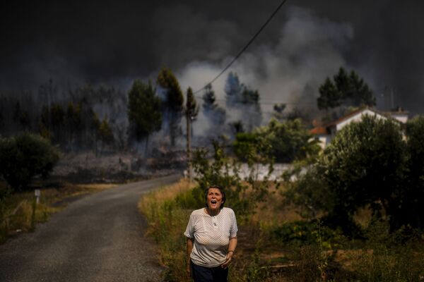 Mulher grita enquanto fogo consome casas residenciais em Casas da Ribeira, Mação, Portugal - Sputnik Brasil