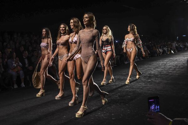 Modelos vestidos de lingerie da marca colombiana Chamela durante semana de moda de Medellín - Sputnik Brasil