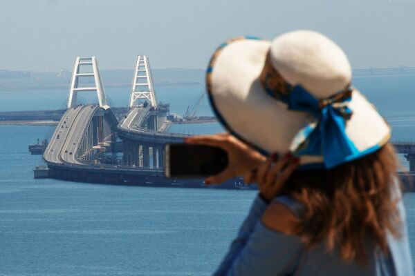 Mulher tira foto da Ponte da Crimeia - Sputnik Brasil