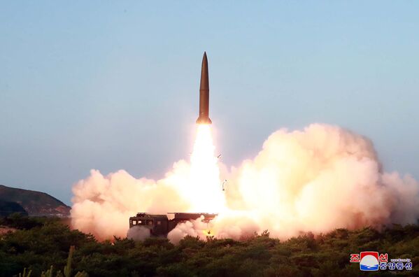 Lançamento de míssil balístico de curto alcance na Coreia do Norte - Sputnik Brasil