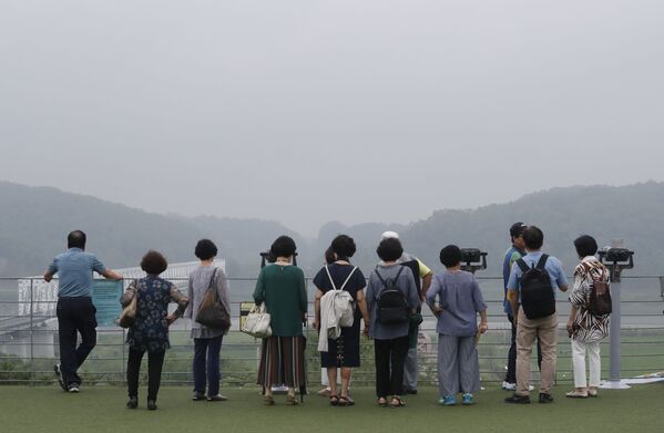 Visitantes observando o lado norte-coreano desde o pavilhão Imjingak em Paju, Coreia do Sul - Sputnik Brasil