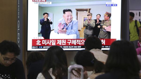 Pessoas em uma estação ferroviária de Seul vendo notícias na TV sobre o lançamento de mísseis balísticos de curto alcance na Coreia do Norte - Sputnik Brasil