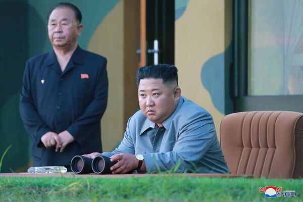 Líder norte-coreano Kim Jong-un observa o lançamento de mísseis balísticos - Sputnik Brasil