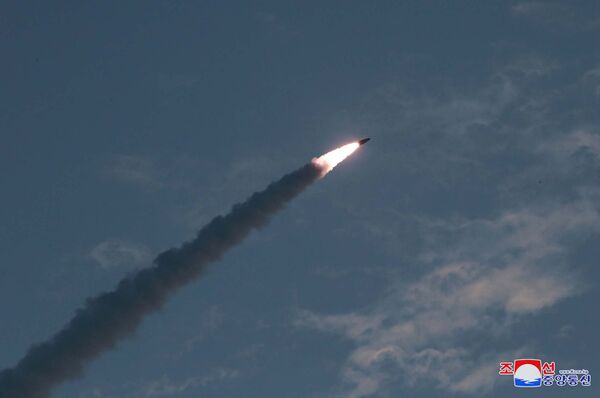 Lançamento de míssil norte-coreano em imagem publicada pela Agência Central Telegráfica da Coreia - Sputnik Brasil