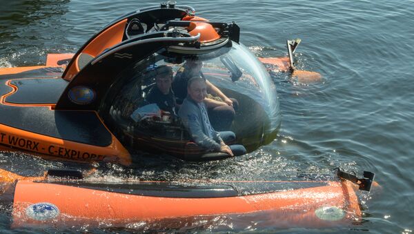 Presidente russo Vladimir Putin mergulha em submersível no fundo do golfo da Finlândia para inspecionar o submarino Shch-308, que afundou durante a Segunda Guerra Mundial, 27 de Julho de 2019 - Sputnik Brasil