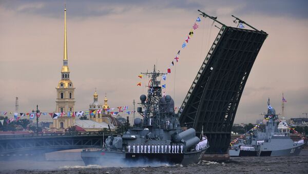 Navio de mísseis pequeno do projeto 1234 Passat e navio de mísseis pequeno do projeto 21631 Serpukhov perto da Ponte do Palácio, em São Petersburgo - Sputnik Brasil
