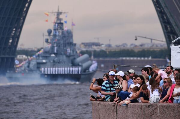 Espectadores observam a passagem de navios ao longo do rio Neva no principal desfile naval dedicado ao Dia da Marinha, em São Petersburgo, Rússia - Sputnik Brasil