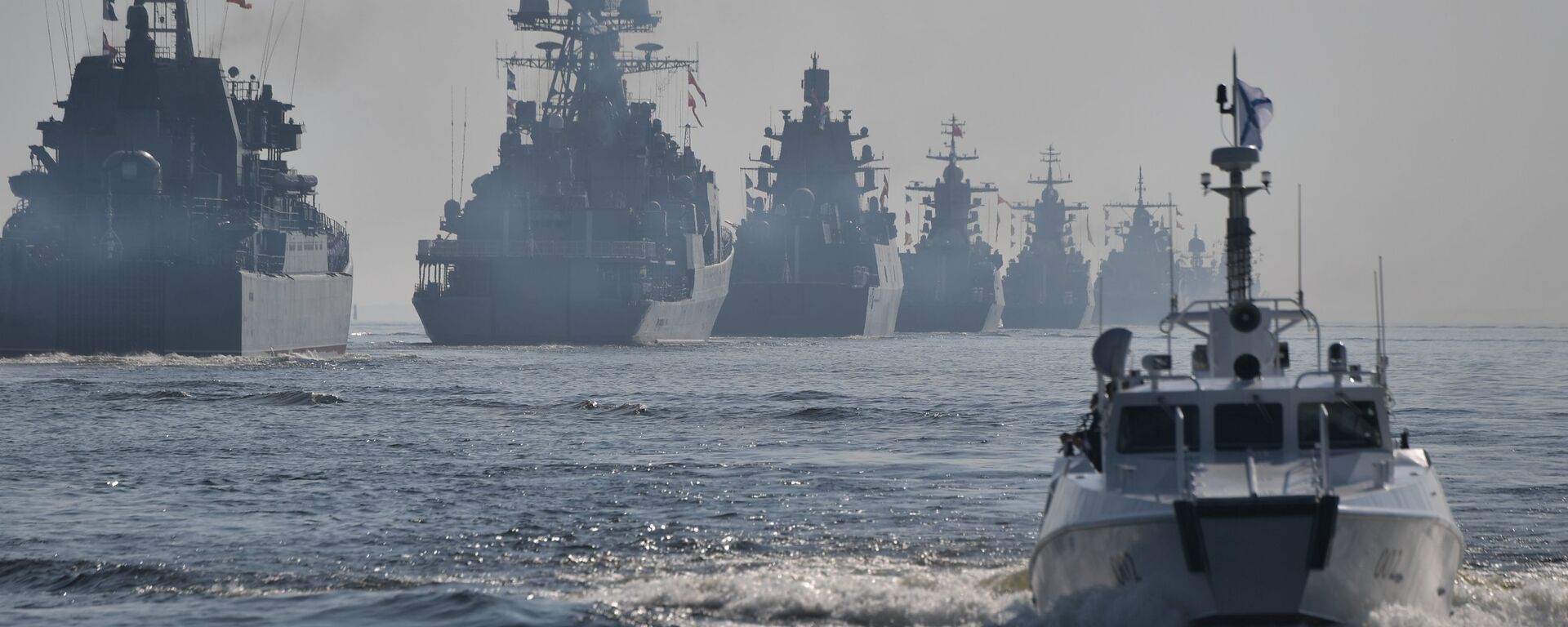 Navios de guerra da Marinha russa navegam durante o desfile do Dia da Marinha, em São Petersburgo, Rússia - Sputnik Brasil, 1920, 02.02.2022